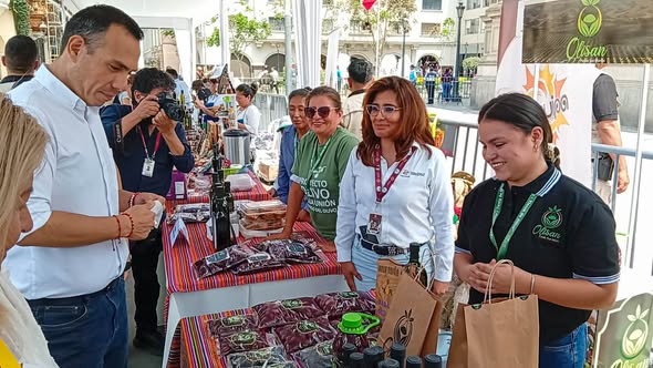 NUESTROS PRODUCTORES ESTÁN PRESENTES EN LA FERIA ¡MÁS CERCA DE AREQUIPA, MÁS CERCA DEL PERÚ! 🤝🏔️